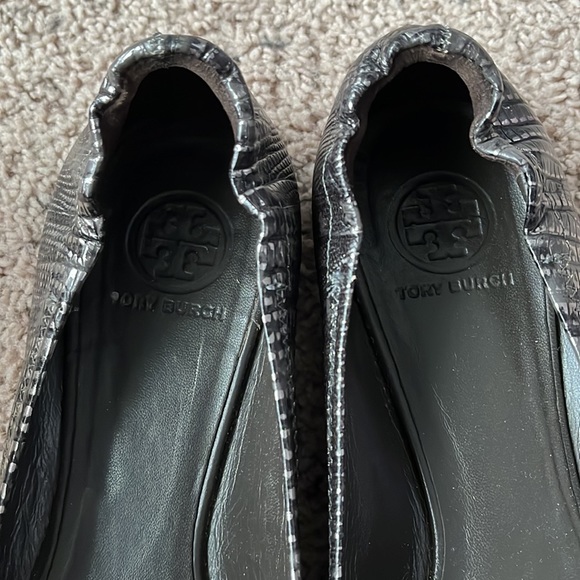 Tory Burch Reva Metal Logo Metallic Lizard flats in Pewter size 9 - Picture 8 of 12